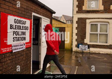 Cardiff, Großbritannien. 12. Dezember, 2019. Britischen Wahlen, Wähler trotzen dem Wetter ihre Stimmen im Wahlkreis von Cardiff zu werfen, die zuvor mit einer großen Mehrheit von Jo Stevens von der Labour Party, Cardiff, Cardiff statt. Credit: Haydn Denman/Alamy Leben Nachrichten. Stockfoto