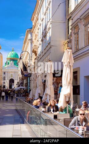 Leute, Touristen in Straßencafés im Alten Wien Stockfoto