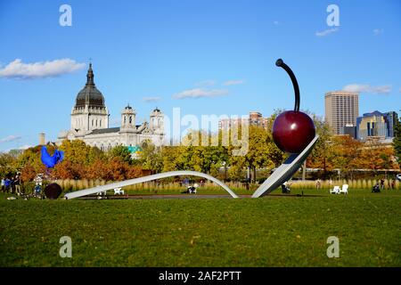 Die spoonbridge und Kirsche an der Minneapolis Sculpture Garden. Es ist eines der größten städtischen Skulptur Gärten im Land. Stockfoto