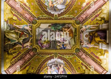 Herrliche Malerei bei einem an der Decke in der Päpstlichen Basilika St. Peter, St. Peter's Basilica Stockfoto