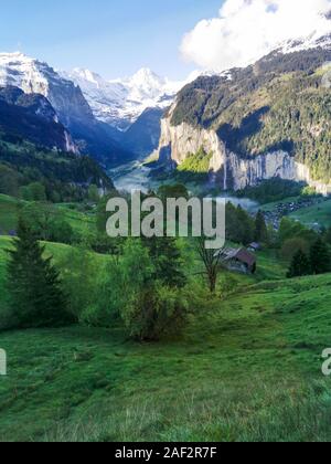 Panoramablick von Lauterbrunnen, der Staubbach Fall und das Lauterbrunnental Wand in den Schweizer Alpen, Schweiz. Stockfoto