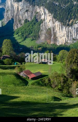 Panoramablick von Lauterbrunnen, der Staubbach Fall und das Lauterbrunnental Wand in den Schweizer Alpen, Schweiz. Stockfoto