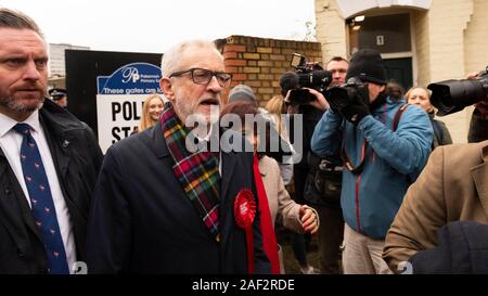 London, Großbritannien. 12 Dez, 2019. Labour-führer Jeremy Corbyn Spaziergänge außerhalb Wahllokal während der allgemeinen Wahlen. London, Großbritannien. Quelle: dpa Picture alliance/Alamy leben Nachrichten Stockfoto