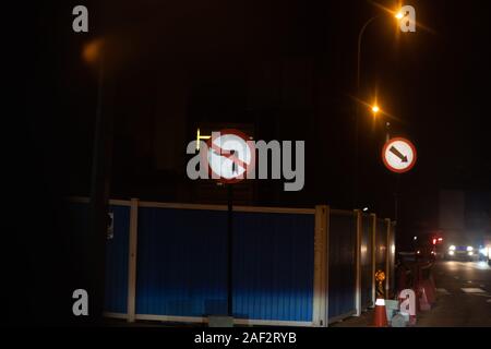 Verkehrsschild kein links und kein rechts abbiegen. Stockfoto