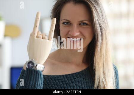 Lächelnde Frau mit prothetischen Arm Stockfoto