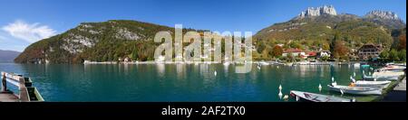 Marina in der Bucht von Talloires, am Ufer des Sees von Annecy, im Département Haute-Savoie (Hochsavoyen, Frankreich) Stockfoto