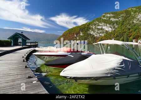 Marina in der Bucht von Talloires, am Ufer des Sees von Annecy, im Département Haute-Savoie, Bornes Massiv, im Herbst (Hochsavoyen, Frankreich) Stockfoto