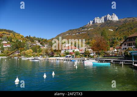 Marina in der Bucht von Talloires, am Ufer des Sees von Annecy, im Département Haute-Savoie, und die "Dents de Lanfon" weit weg, Bornes Massiv, im aut Stockfoto