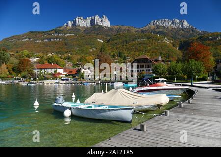 Marina in der Bucht von Talloires, am Ufer des Sees von Annecy, im Département Haute-Savoie, und die "Dents de Lanfon" weit weg, Bornes Massiv, im aut Stockfoto