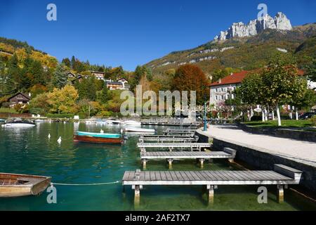 Marina in der Bucht von Talloires, am Ufer des Sees von Annecy, im Département Haute-Savoie, und die "Dents de Lanfon" weit weg, Bornes Massiv, im aut Stockfoto