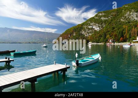 Marina in der Bucht von Talloires, am Ufer des Sees von Annecy, im Département Haute-Savoie (Hochsavoyen, Frankreich). Ponton und kleine Boote Stockfoto