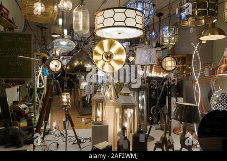 Eine große Auswahl an Lampen und Lampenschirmen in einem Schaufenster beleuchtet, York, North Yorkshire, England., Großbritannien. Stockfoto