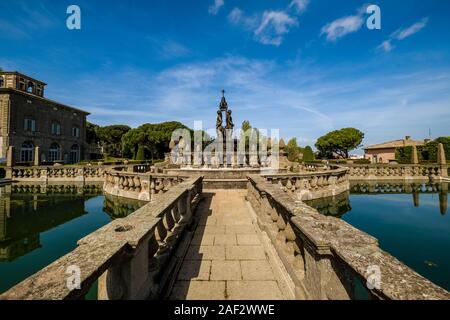 Die Brunnen der Vier Mauren im schönen Garten der Villa Lante, einer der zwei Villen in der Ferne Stockfoto