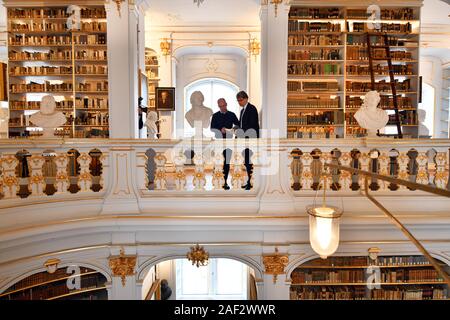12 Dezember 2019, Thüringen, Weimar: Reinhard Laube (r), der Direktor der Herzogin Anna Amalia Bibliothek und Lars Ludwig (l), lokale Kurator Erfurt der Deutschen Stiftung Denkmalschutz, stehen in den Rokokosaal der Herzogin Anna Amalia Bibliothek. Die Klassik Stiftung Weimar erhielt fast 30.000 Euro von der Deutschen Stiftung Denkmalschutz für die Sanierung der Herzogin Anna Amalia Bibliothek die Asche Bücher. Ein Brand in der Unesco-Bibliothek im Jahr 2004 aufgeführt sind, nicht nur das Gebäude beschädigt, sondern auch Tausende von Büchern und Schriften, von denen einige völlig zerstört wurden, Stockfoto
