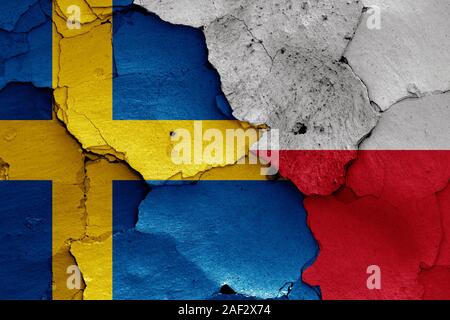 Flagge von Schweden und Polen malte auf Risse an der Wand Stockfoto