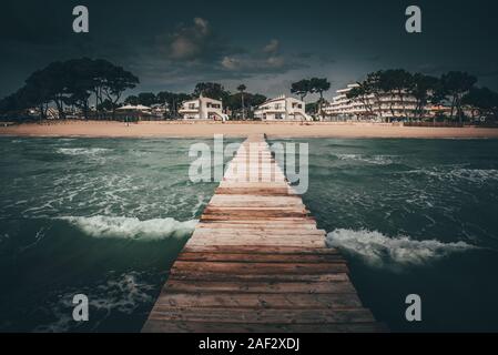 Hölzerne Seebrücke im Meer im Sommer Holiday Resort. Mallorca, Spanien. Stockfoto