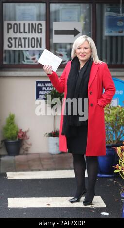 Sinn Fein stellvertretende Vorsitzende Michelle O'Neill casting ihre Abstimmung im 2019 allgemeine Wahlen im Patrick's Primary School in Clonoe, Co Tyrone. Stockfoto