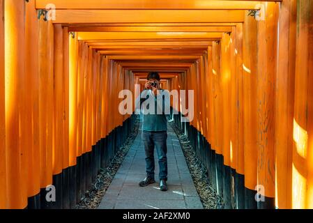 Mann die Bilder am Fushimi Inari Schrein. Kyoto, Japan Stockfoto