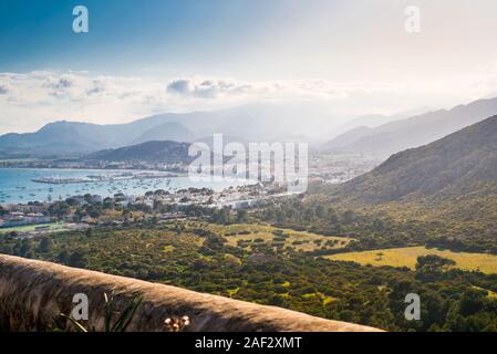 Blick auf Meer und Berge auf Mallorca. Sommer Urlaub Holiday Resort, Mallorca, Spanien Stockfoto