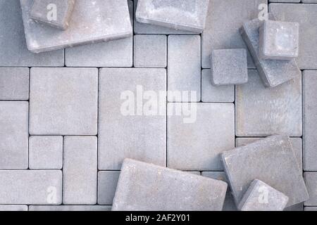 Festlegung grauer Beton Pflastersteine auf Haus Innenhof. Bürgersteig Hintergrund Stockfoto