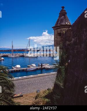 Die alte Festung auf der Insel Faia und die Inseln Stadt Horta mit Blick auf das kleine Boot, Marina auf den Azoren Inseln Stockfoto