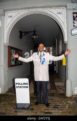 Eton Stadtrat Wahllokal, Eton, Windsor, Berkshire, Großbritannien. 12. Dezember, 2019. Konservativen Kandidaten für das Windsor Adam Afriyie besucht die Eton Stadtrat Wahllokal am Morgen der allgemeinen Wahl. Credit: Maureen McLean/Alamy leben Nachrichten Stockfoto