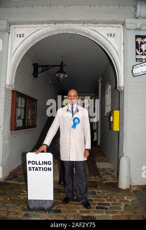 Eton Stadtrat Wahllokal, Eton, Windsor, Berkshire, Großbritannien. 12. Dezember, 2019. Konservativen Kandidaten für das Windsor Adam Afriyie besucht die Eton Stadtrat Wahllokal am Morgen der allgemeinen Wahl. Credit: Maureen McLean/Alamy leben Nachrichten Stockfoto