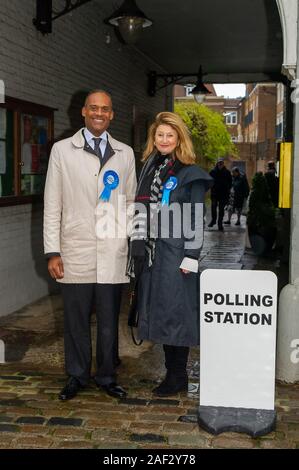 Eton Stadtrat Wahllokal, Eton, Windsor, Berkshire, Großbritannien. 12. Dezember, 2019. Konservativen Kandidaten für das Windsor Adam Afriyie besucht die Eton Stadtrat Wahllokal zusammen mit Stadtrat Samantha Rayner Der stellvertretende Chef der Royal Borough in Windsor and Maidenhead am Morgen der allgemeinen Wahl. Credit: Maureen McLean/Alamy leben Nachrichten Stockfoto