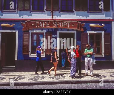 Die bunte Straße Szene auf der Insel Faial und die Inseln Stadt Horta auf den Azoren Inseln Stockfoto