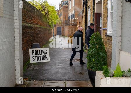 Eton Stadtrat Wahllokal, Eton, Berkshire, Großbritannien. 12. Dezember, 2019. Ein arbeitsreicher Vormittag trotz Regen als Wähler im Wahllokal, Eton Eton High Street im Royal Borough of Windsor and Maidenhead, ihre Stimme bei der Bundestagswahl zu werfen. Credit: Maureen McLean/Alamy leben Nachrichten Stockfoto