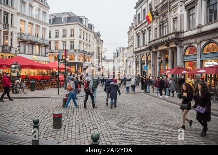 Menschen entlang einer Straße mit Kopfsteinpflaster für Weihnachten in der historischen Altstadt von Brüssel eingerichtet Bummeln Stockfoto