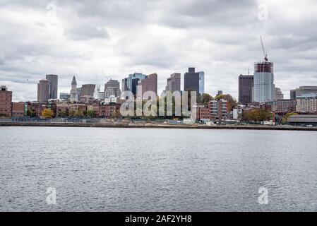 Boston Skyline von Charlstown, MA. An einem bewölkten Herbst Morgen gesehen Stockfoto