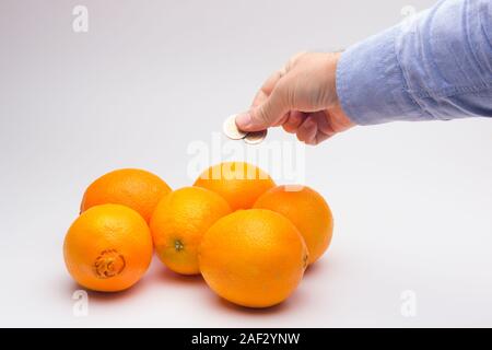 Die Kosten für die Ernte und die Kosten der Produkte in den Geschäften, die Lebensmittel und Gesundheit Business; gut Essen, das Essen der Frucht ist eine langfristige Investition in unsere Zukunft Stockfoto