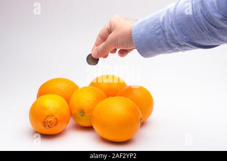 Die Kosten für die Ernte und die Kosten der Produkte in den Geschäften, die Lebensmittel und Gesundheit Business; gut Essen, das Essen der Frucht ist eine langfristige Investition in unsere Zukunft Stockfoto