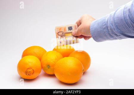 Die Kosten für die Ernte und die Kosten der Produkte in den Geschäften, die Lebensmittel und Gesundheit Business; gut Essen, das Essen der Frucht ist eine langfristige Investition in unsere Zukunft Stockfoto