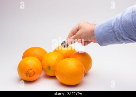 Die Kosten für die Ernte und die Kosten der Produkte in den Geschäften, die Lebensmittel und Gesundheit Business; gut Essen, das Essen der Frucht ist eine langfristige Investition in unsere Zukunft Stockfoto