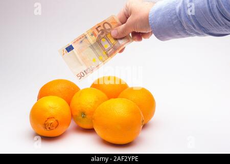 Die Kosten für die Ernte und die Kosten der Produkte in den Geschäften, die Lebensmittel und Gesundheit Business; gut Essen, das Essen der Frucht ist eine langfristige Investition in unsere Zukunft Stockfoto