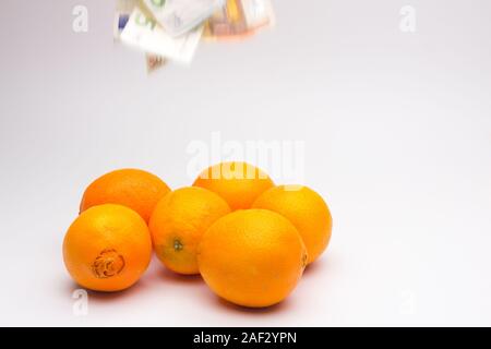 Die Kosten für die Ernte und die Kosten der Produkte in den Geschäften, die Lebensmittel und Gesundheit Business; gut Essen, das Essen der Frucht ist eine langfristige Investition in unsere Zukunft Stockfoto