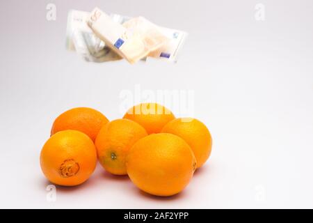 Die Kosten für die Ernte und die Kosten der Produkte in den Geschäften, die Lebensmittel und Gesundheit Business; gut Essen, das Essen der Frucht ist eine langfristige Investition in unsere Zukunft Stockfoto