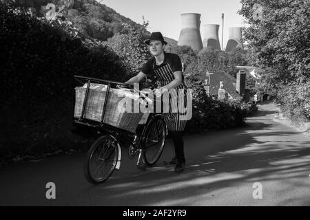 Charlie Eley Drücken der Familie Metzger bike, die Hügel von Ironbridge mit der Kühltürme in der Ferne. Bild von David Bagnall, Stockfoto
