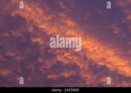 Red Sky am Morgen wie am frühen Morgen Wolken fangen die aufgehende Sonne. UK. Stockfoto