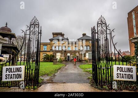 Brighton und Hove, Großbritannien. 12. Dezember, 2019. Ein Wahllokal in Hove Museum in Brighton und Hove Credit: Andrew Hasson/Alamy leben Nachrichten Stockfoto