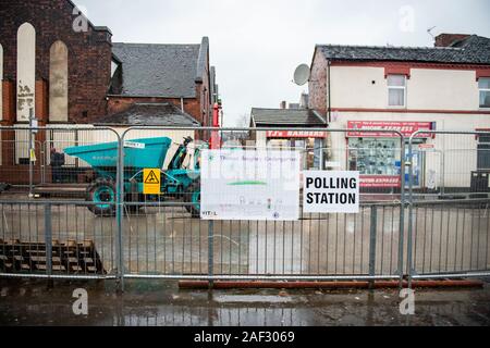 Stoke-on-Trent, Großbritannien. 12. Dezember 2019. Ein Wahllokal in Stoke-on-Trent Central ist direkt neben umfangreichen Bauarbeiten - mit einem Schild neben der Umfrage Schild 'Zorn - Baugruben' und 'Zorn des Todes, heraus halten". Stoke-on-Trent Central ist eine wichtige allgemeine Wahl Schlachtfeld für Labor und Konservativen. Credit: Benjamin Wareing/Alamy leben Nachrichten Stockfoto