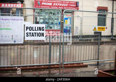 Stoke-on-Trent, Großbritannien. 12. Dezember 2019. Ein Wahllokal in Stoke-on-Trent Central ist direkt neben umfangreichen Bauarbeiten - mit einem Schild neben der Umfrage Schild 'Zorn - Baugruben' und 'Zorn des Todes, heraus halten". Stoke-on-Trent Central ist eine wichtige allgemeine Wahl Schlachtfeld für Labor und Konservativen. Credit: Benjamin Wareing/Alamy leben Nachrichten Stockfoto