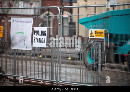 Stoke-on-Trent, Großbritannien. 12. Dezember 2019. Ein Wahllokal in Stoke-on-Trent Central ist direkt neben umfangreichen Bauarbeiten - mit einem Schild neben der Umfrage Schild 'Zorn - Baugruben' und 'Zorn des Todes, heraus halten". Stoke-on-Trent Central ist eine wichtige allgemeine Wahl Schlachtfeld für Labor und Konservativen. Credit: Benjamin Wareing/Alamy leben Nachrichten Stockfoto