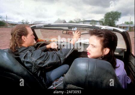 JULIETTE Lewis und Woody Harrelson in "Natural Born Killers" (1994) von Oliver Stone. Copyright: Nur die redaktionelle Nutzung. Kein Merchandising oder Buch deckt. Dies ist eine öffentlich verteilten Handzettel. Zugriffsrechte nur, keine Lizenz des Urheberrechts zur Verfügung gestellt. Nur in Verbindung mit Werbung für diesen Film. Credit: CANAL+/Regency/ALCOR/Album Stockfoto