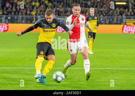 Thorgan Gefahr (links, DO) gegen Jan BORIL (Slavia), Aktion, Duellen, Fußball Champions League, Gruppenphase, Gruppe F, Spieltag 6, Borussia Dortmund (DO) - Slavia Prag (Slavia) 2:1, am 10.12.2019 in Dortmund/Deutschland. | Verwendung weltweit Stockfoto