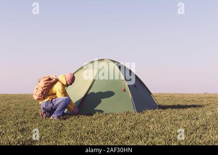 Sehenswürdigkeiten in der Nähe seiner Hütte im Sommer. Strahlend blauer Himmel. Reisen und Abenteuer Konzept Stockfoto