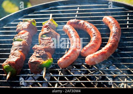 Grill. Kebabs und Würstchen auf dem Grill Stockfoto