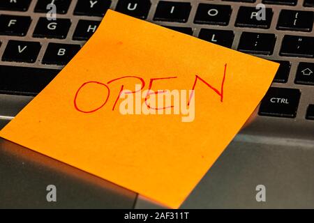 Schreiben auf bunte Zettel öffnen. Mit Open Text auf Papier. Haftnotiz, es auf der Tastatur. Stockfoto